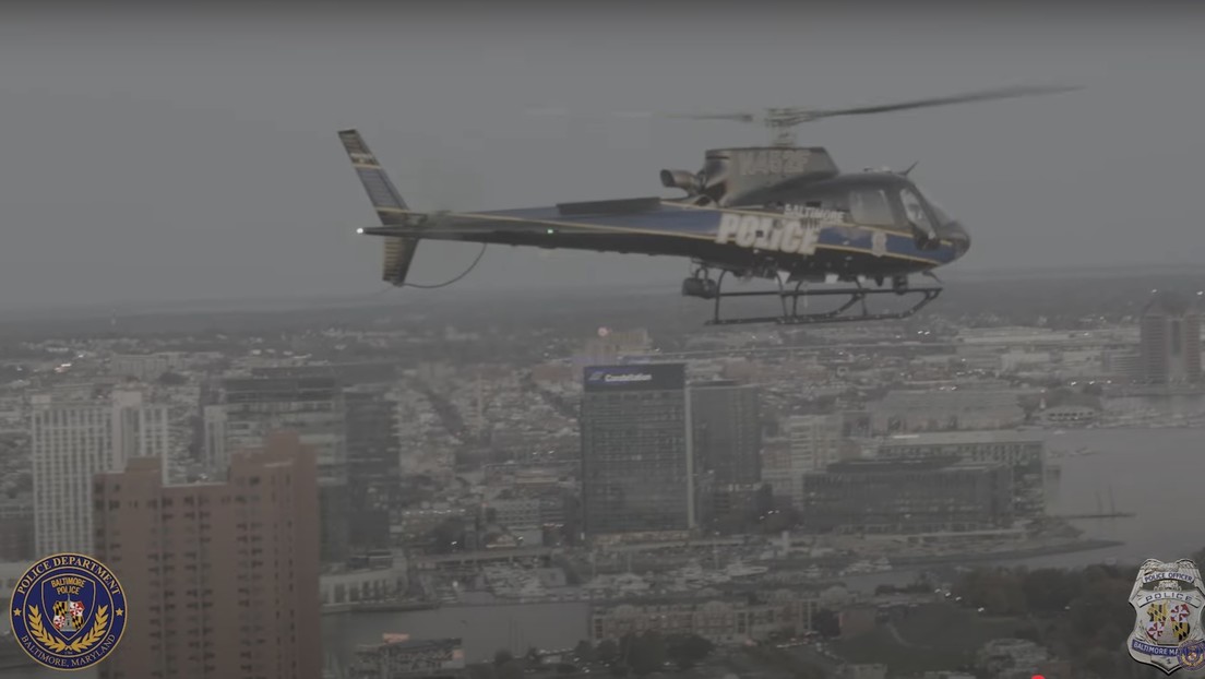 Dramático video en primera persona desde un helicóptero que aterrizó en una escuela para salvar una vida