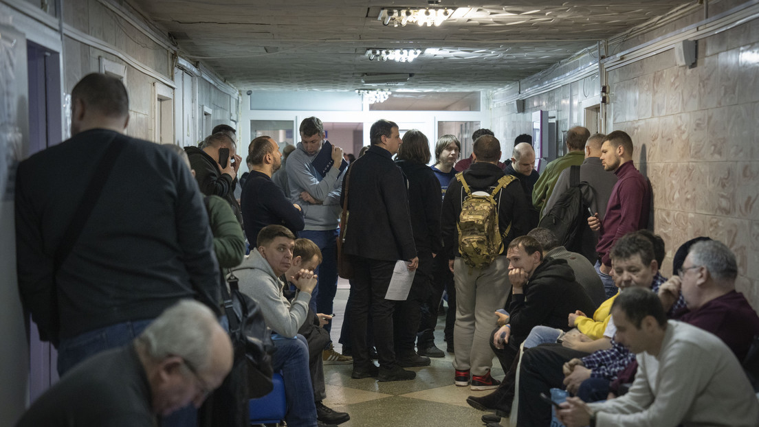 Redadas, peleas masivas y desesperación: la realidad cruda de la movilización forzosa en Ucrania
