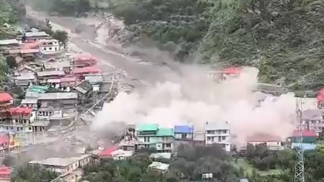 VIDEO: Espeluznante deslave arrasa un pueblo entero en la India