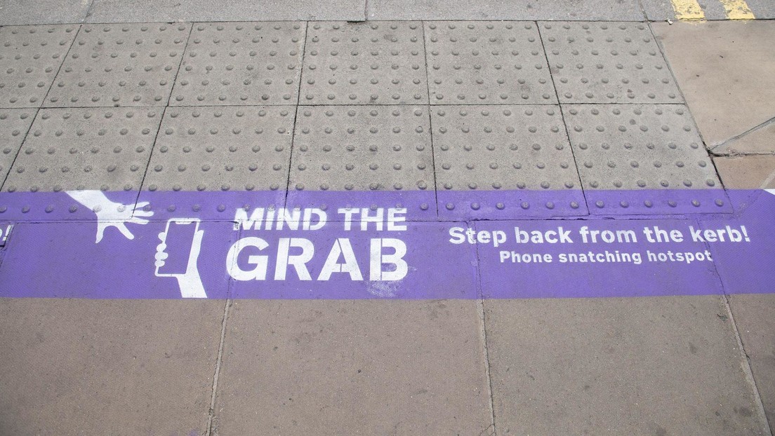 "Cuidado con el robo": Inesperado método para combatir los hurtos de teléfonos en una capital europea