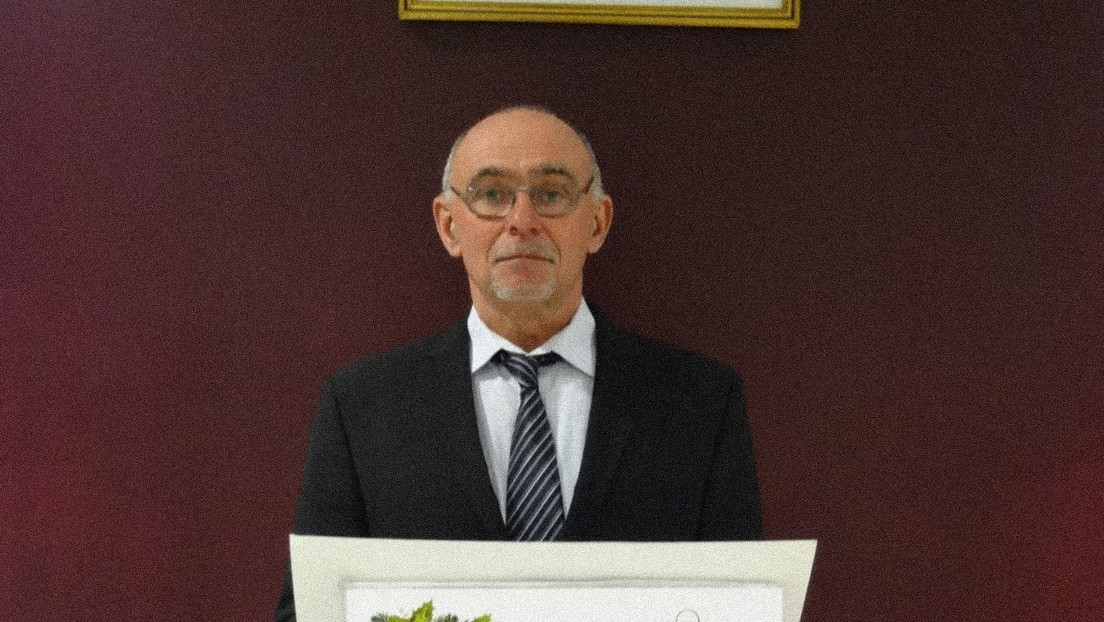 Brutal atentado contra alcalde francés: hombre lo apuñala y luego vuelve en coche para embestirlo