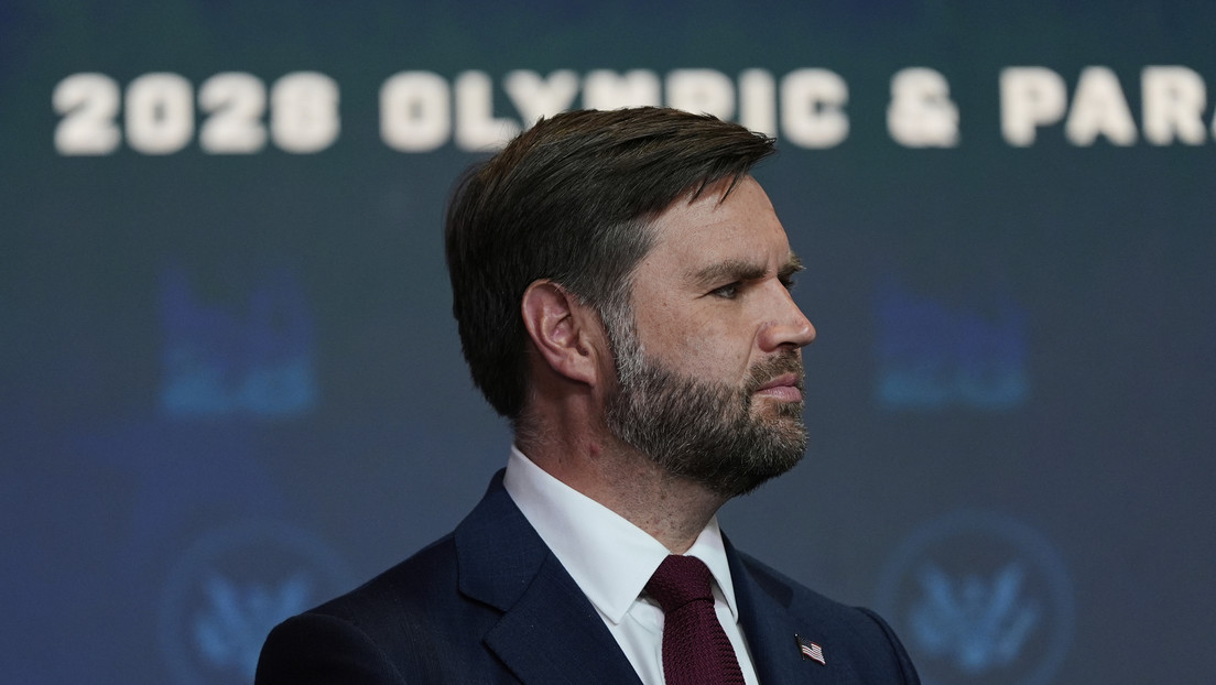 La seguridad de Vance eleva el cauce de un río para que pueda hacer kayak por su cumpleaños