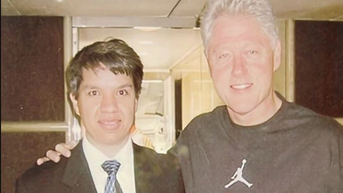 Fotografía inédita arroja luz sobre la "estrecha relación" entre Bill Clinton y Epstein