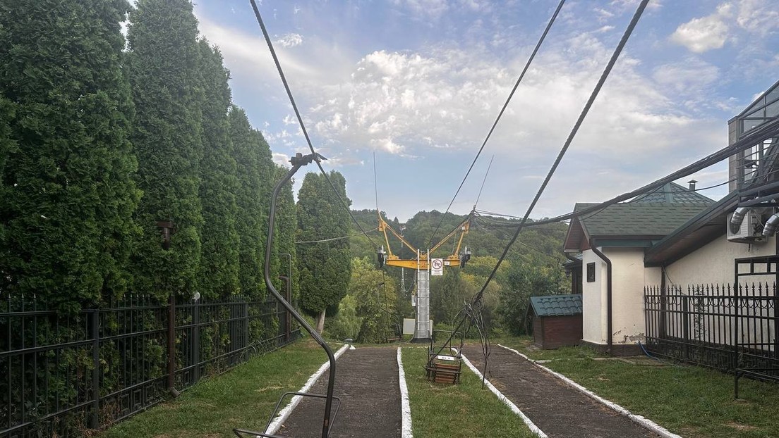 VIDEO: Aterrador momento del derrumbe de un telesilla con decenas de personas a bordo