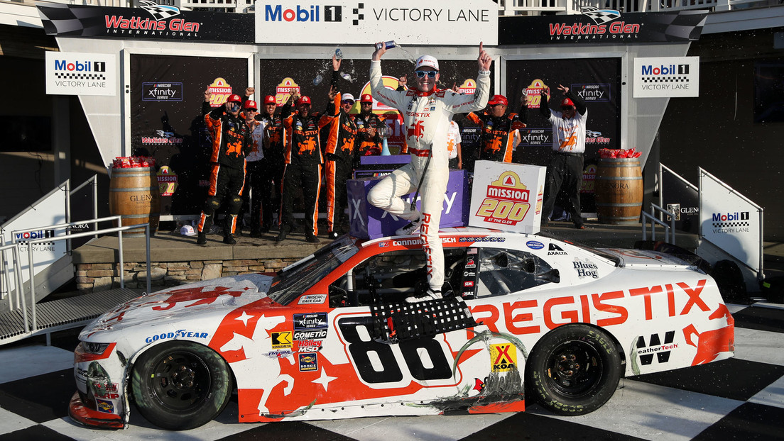 VIDEO: Estrepitosa caída de piloto de la Nascar cuando celebraba su victoria