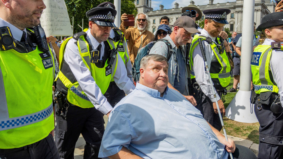 VIDEO: Policía británica arresta a un hombre inválido y ciego