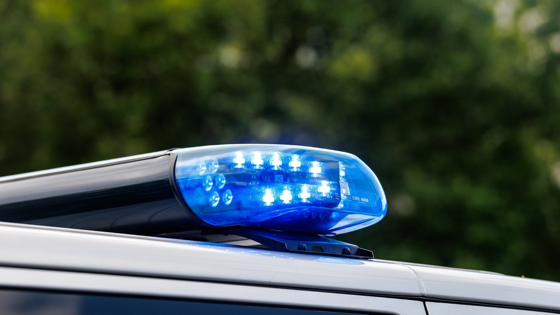 Policía envía mensajes íntimos y da 'likes' en TikTok mientras un detenido muere de sobredosis en un patrullero