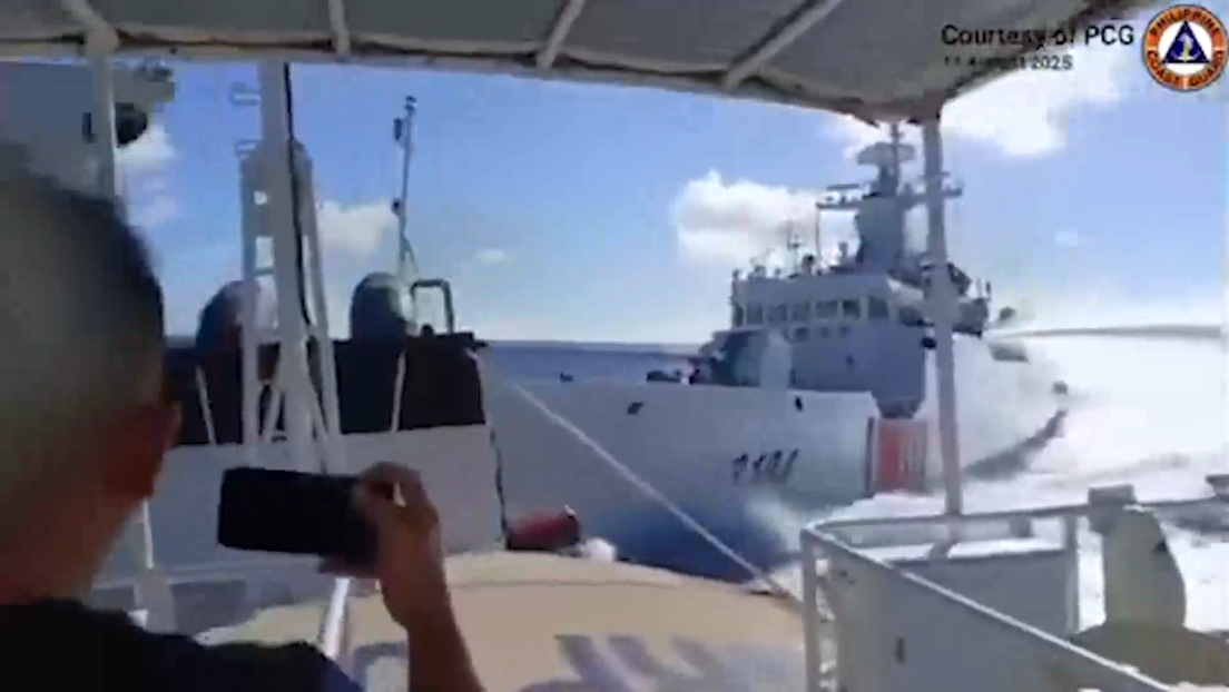 Dos buques chinos chocan al intentar acorralar un barco filipino (VIDEOS)
