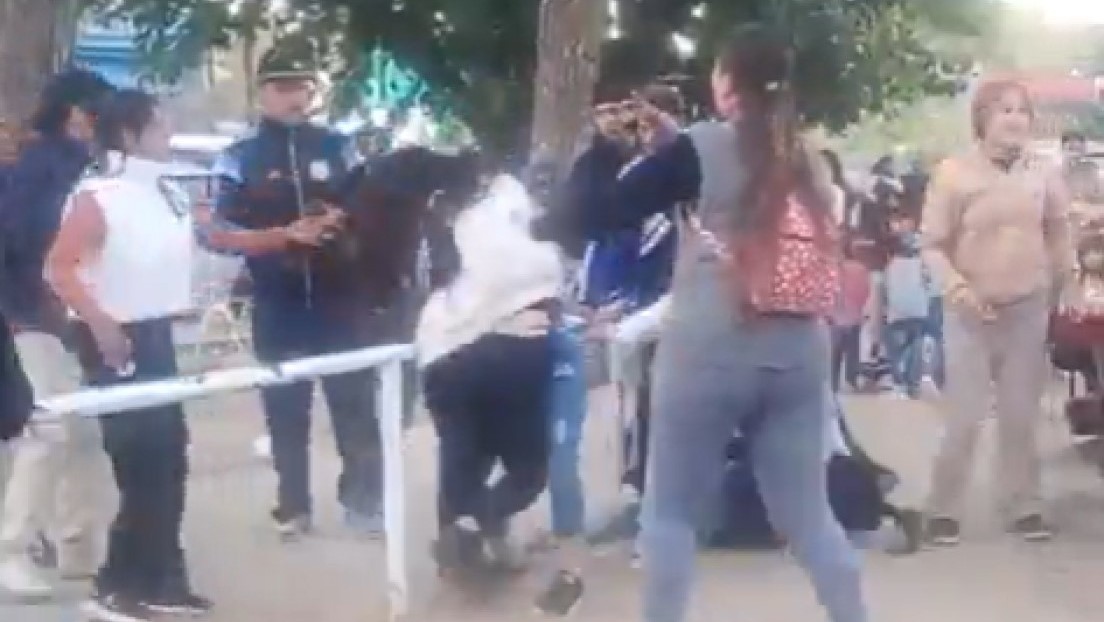 VIDEOS: Violenta pelea entre mujeres empaña festejo infantil