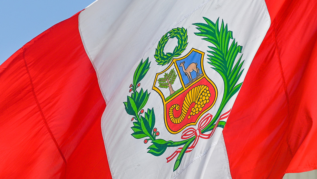 Flamea bandera de Perú en el mismo lugar en disputa que colocaron la de Colombia