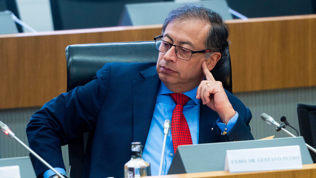 Petro denuncia detención "ilegal" de contratistas colombianos en isla en disputa con Perú