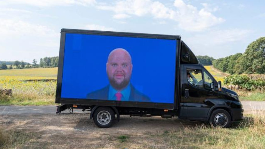 VIDEO: Una van recorre una ciudad del Reino Unido exhibiendo un meme de J.D. Vance