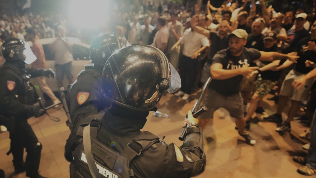 Vucic condena los disturbios: "La poderosa maquinaria occidental quiere romper la columna vertebral de Serbia"