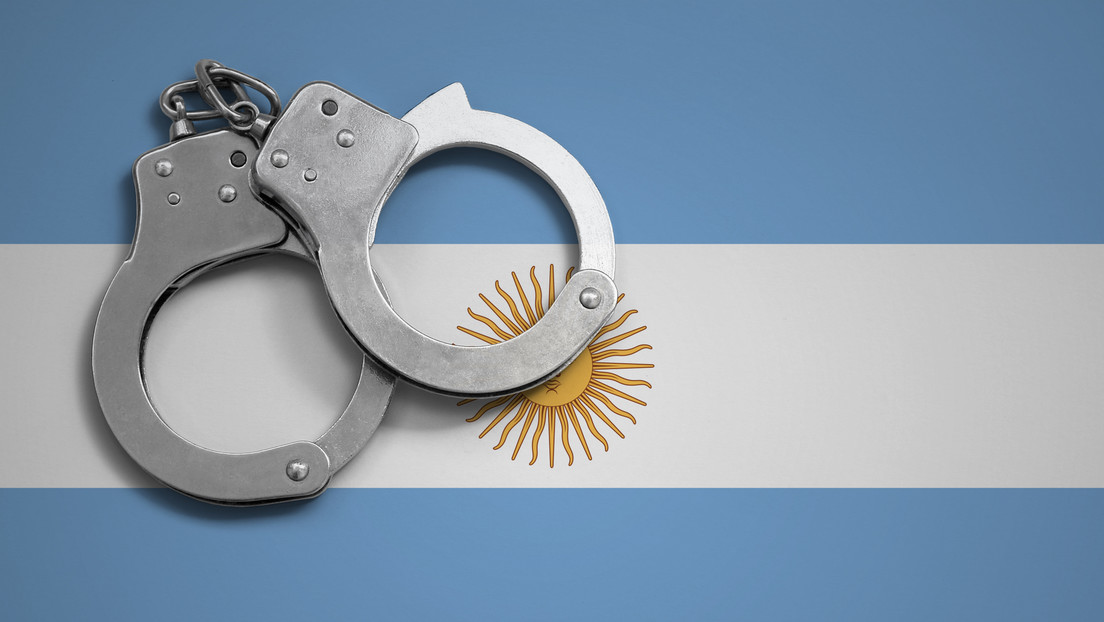 Un hombre empapa a su pareja de gasolina, la encierra en la casa e intenta prenderle fuego