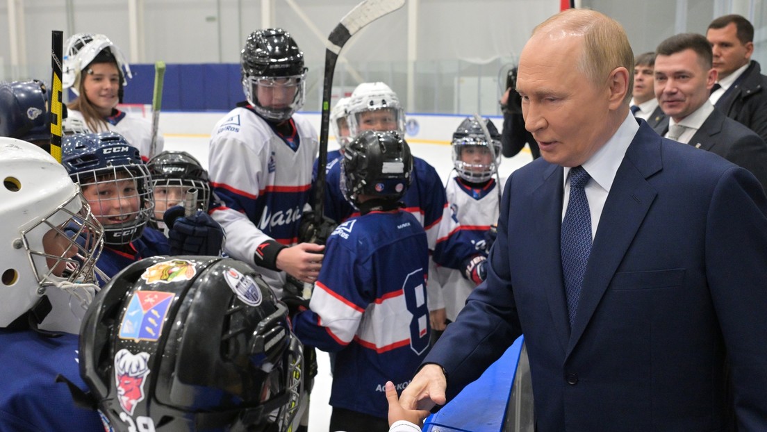 "¡Vamos, enséñame!": Putin se reúne con jóvenes jugadores de hockey (VIDEO)