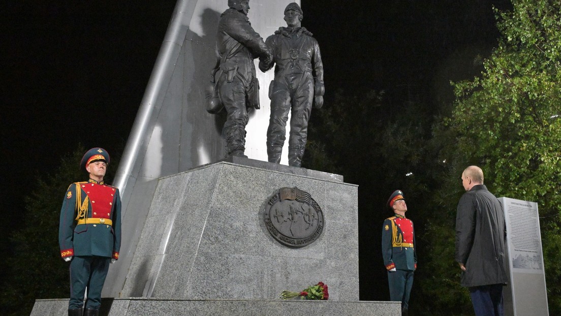 VIDEO: Putin honra la hazaña de los pilotos soviéticos y estadounidenses antes de reunirse con Trump