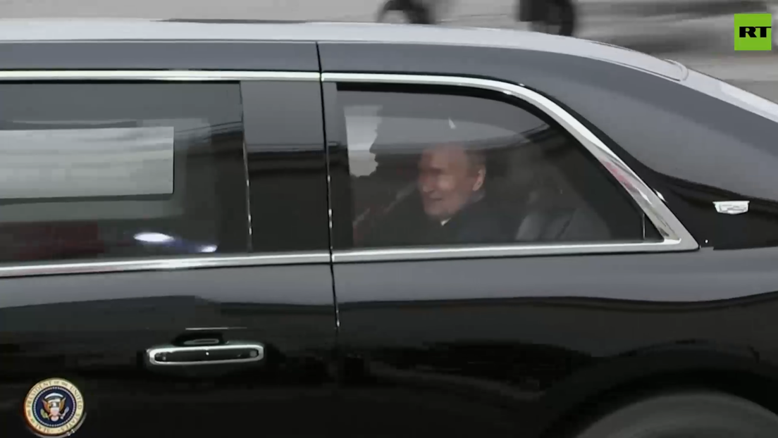 VIDEO: Putin y Trump se desplazan en un mismo coche hacia el lugar de la cumbre en Alaska