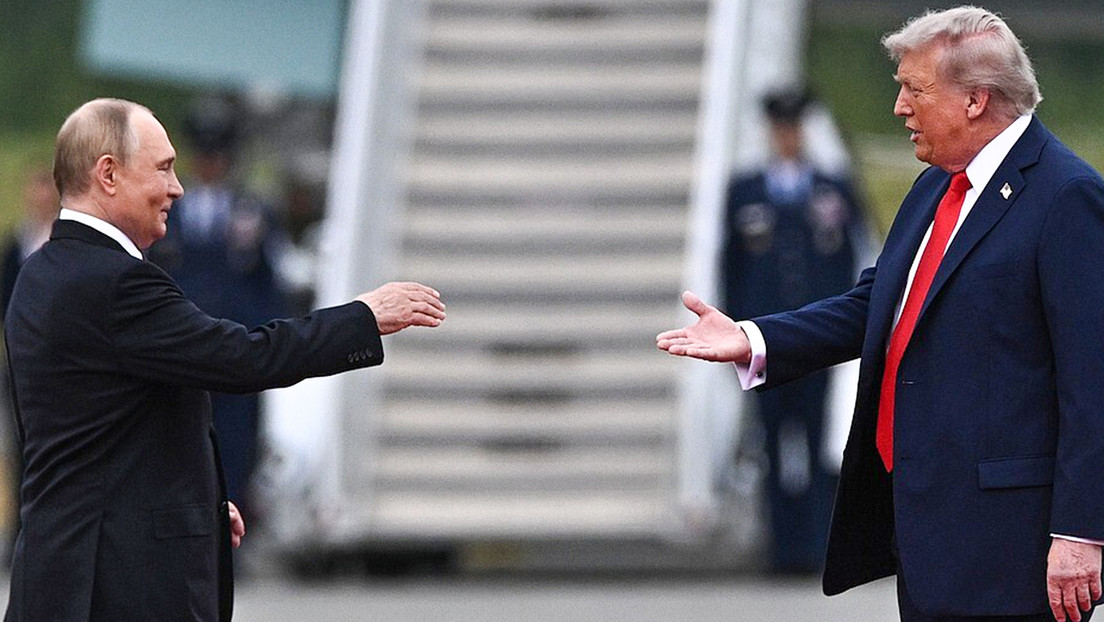 Putin y Trump justo antes del histórico apretón de manos (FOTO)