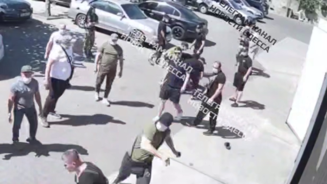 VIDEO: Multitud en Odesa se rebela contra reclutadores para salvar a un hombre de la 'busificación'