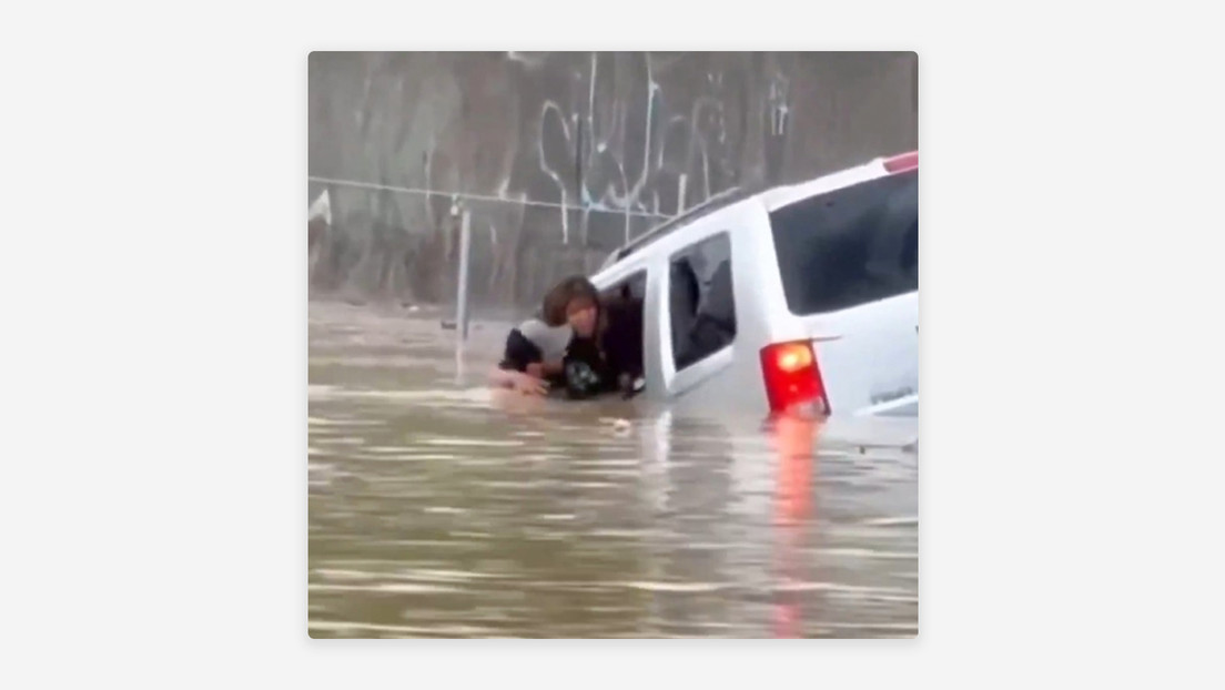 Rescata a una mujer de una inundación y su heroísmo se hace viral (VIDEO)