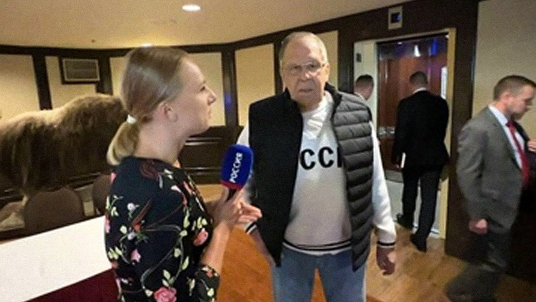 Lavrov genera frenesí sin precedentes por sudaderas 'URSS' tras vestir una en la cumbre de Alaska
