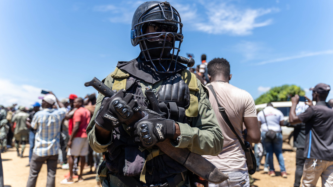 Un contratista de mercenarios está cerca de controlar las aduanas de un país caribeño