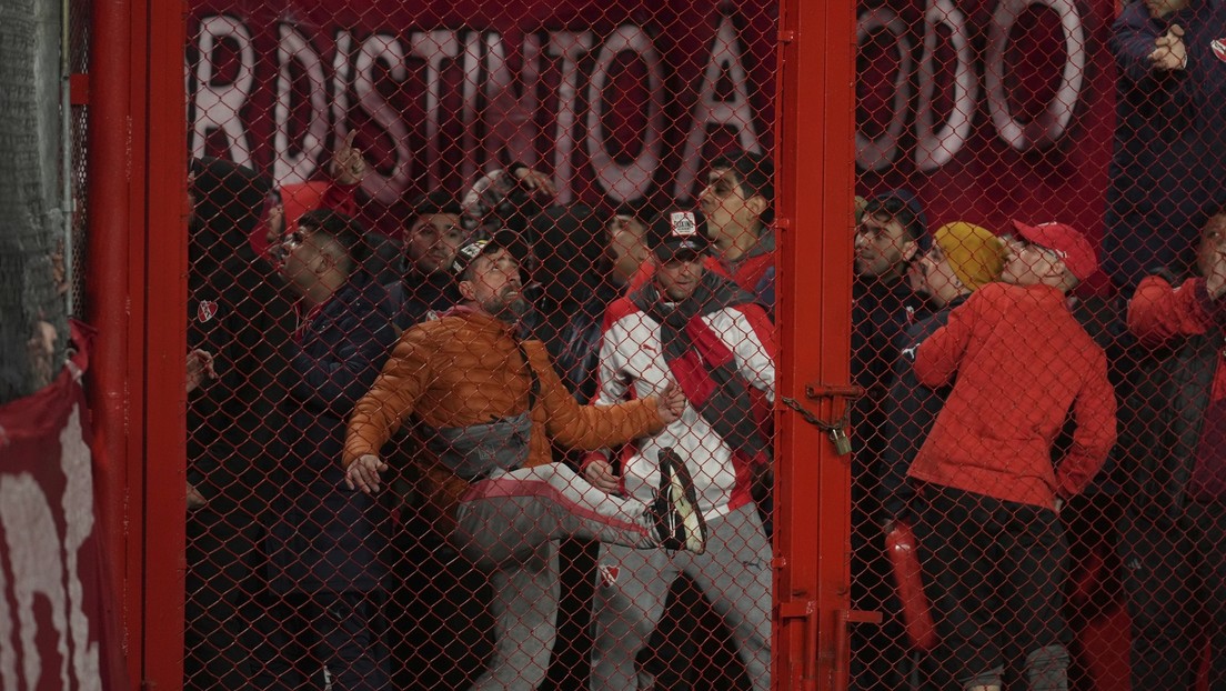 Violencia sin límites: cancelan un partido por graves incidentes entre hinchas (FUERTE VIDEO)