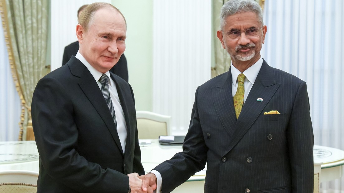 Putin se reúne con el canciller indio en medio de informes de que la India sigue comprando petróleo ruso