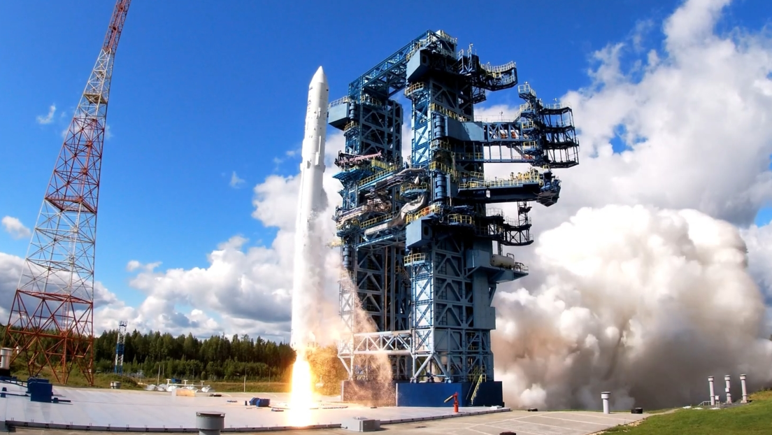 Cohete ruso pone en órbita satélites militares (VIDEO)