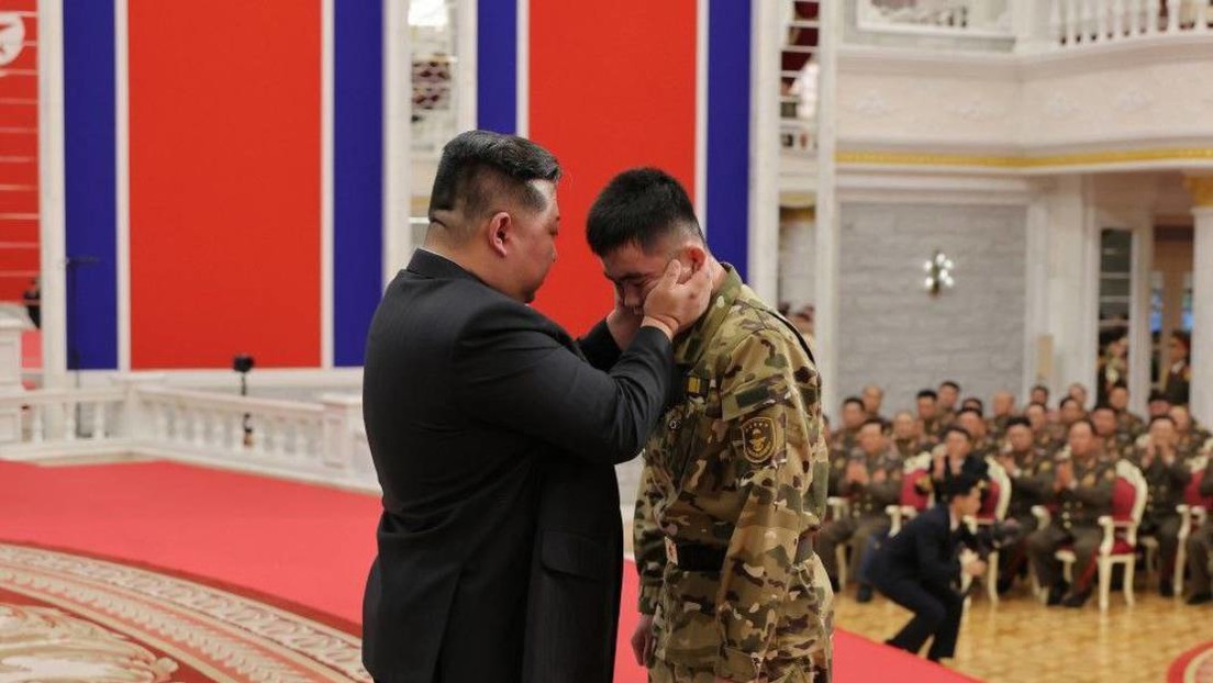 Kim Jong-un condecora a soldados que participaron en la liberación de la provincia de Kursk (FOTOS)