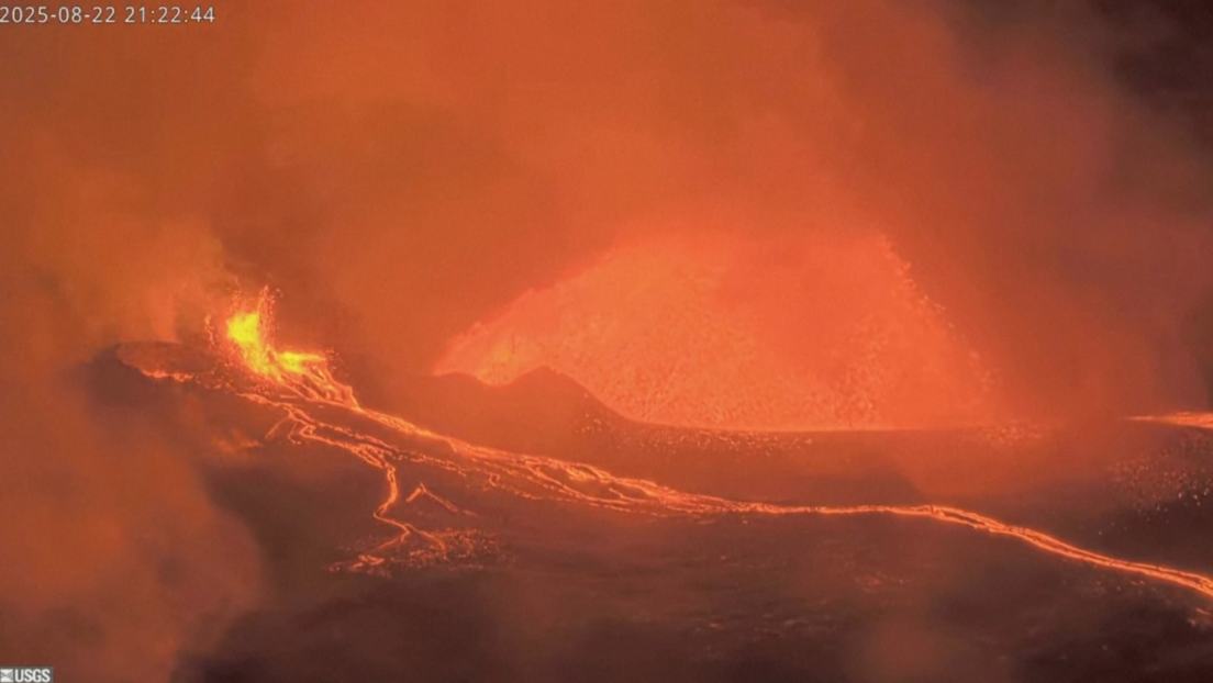 Uno de los volcanes más activos del mundo despierta con lava despedida a 30 metros (VIDEOS)