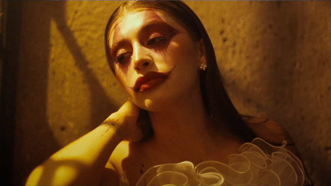 Payasos, barrios y un hit de los 70: ¿qué hay detrás de 'Ojitos mentirosos' en TikTok?