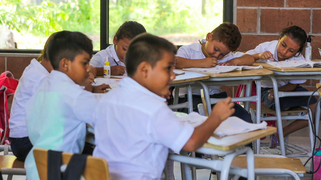 "Buenos días", "por favor" y "gracias": así es el nuevo reglamento escolar en El Salvador