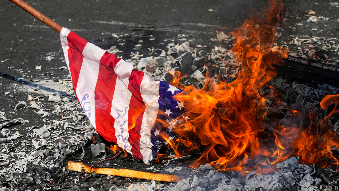 VIDEO: Hombre quema bandera de EE.UU. ante la Casa Blanca desafiando decreto de Trump