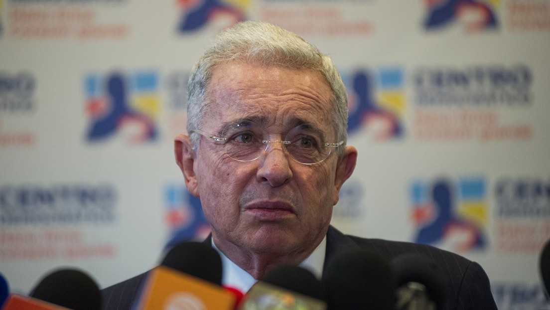 Presentan nueva denuncia penal contra Álvaro Uribe por "hostigamiento y amenazas"