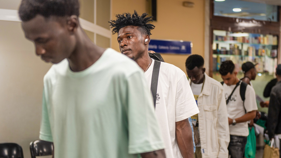 ¿Paso "importante" o "poco realista"? España aprueba un plan para reubicar a  menores migrantes