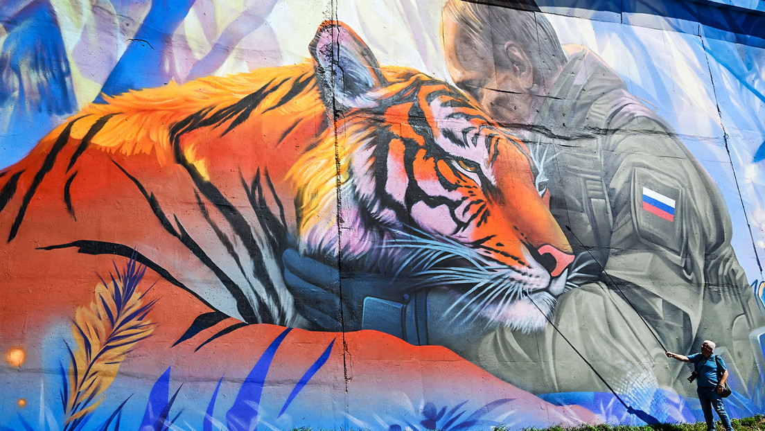 Un conmovedor mural de Putin y un tigre de Amur se exhibe en una ciudad rusa