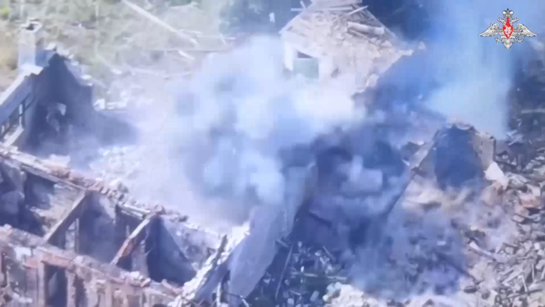 VIDEO: Intensos combates de grupos de asalto rusos en una localidad de Donbass