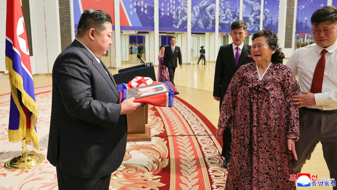 Kim Jong-un recibe a familiares de los caídos en la liberación de la provincia rusa de Kursk