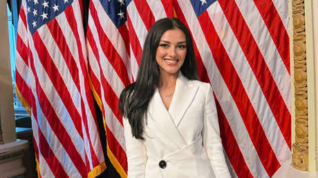 "Es una acusación horrible": Pareja del director del FBI sobre si es una agente secreta del Mossad