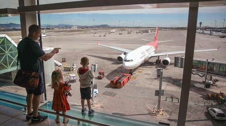 Padres prefieren abandonar a su hijo de 10 años en el aeropuerto que perderse el viaje familiar