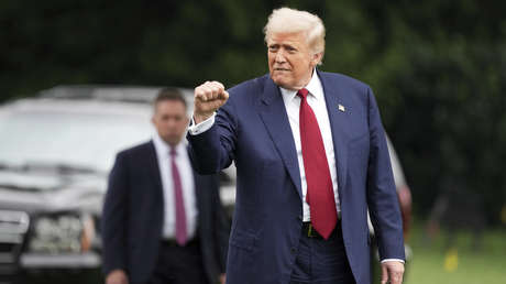 Trump acusa a un senador demócrata de exigir 1.000 millones de dólares y lo manda "al infierno"