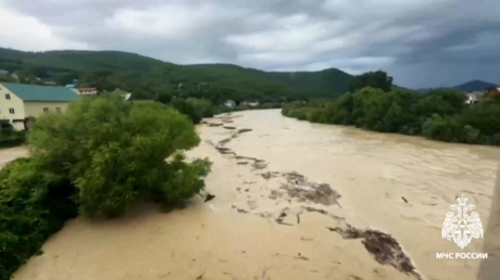 VIDEO: Puente arrasado por poderosa corriente de agua en Rusia