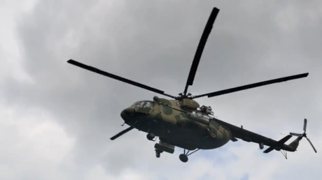 Rescate seguro: Helicópteros rusos Mi-8 acompañan a sus 'hermanos aéreos' (VIDEO)