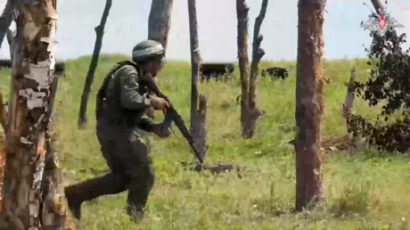 Potencia de fuego, lucha antidrones y primeros auxilios: Así entrenan los militares rusos antes de entrar en combate