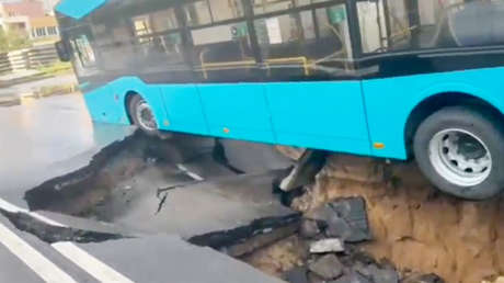 VIDEO: Trolebús queda suspendido sobre un agujero en Rusia