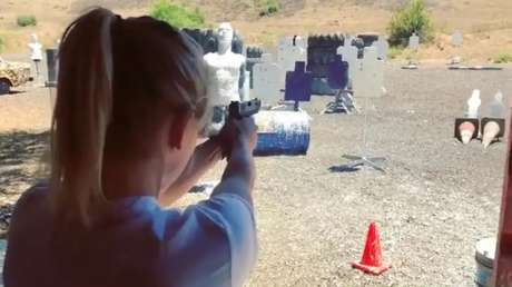 Aparece un video de Sydney Sweeney disparando como una profesional en medio de la polémica racial