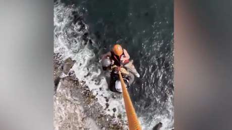 DRAMÁTICO VIDEO del rescate de una pareja varada en una playa aislada
