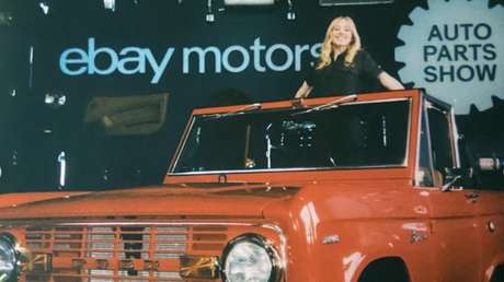 Sydney Sweeney, la mecánica: videos de la actriz reparando coches se viralizan mientras crece la polémica por su anuncio publicitario