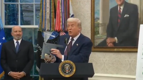 "Similar pero bastante diferente": Trump muestra un modelo del nuevo bombardero B-2 (VIDEO)